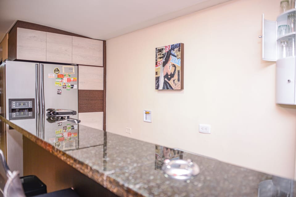 2 Bedroom, AC, Hot Tub, 3 blocks from Parc Lleras guests no charge Apartment in Medellin