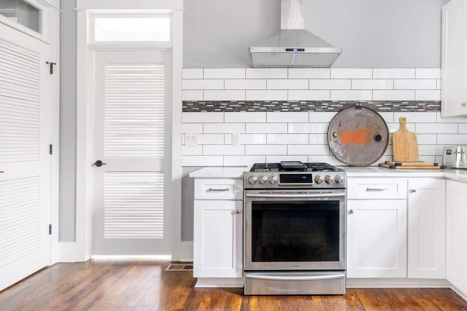 Gas range and oven to make a big family meal with expert temperature control.