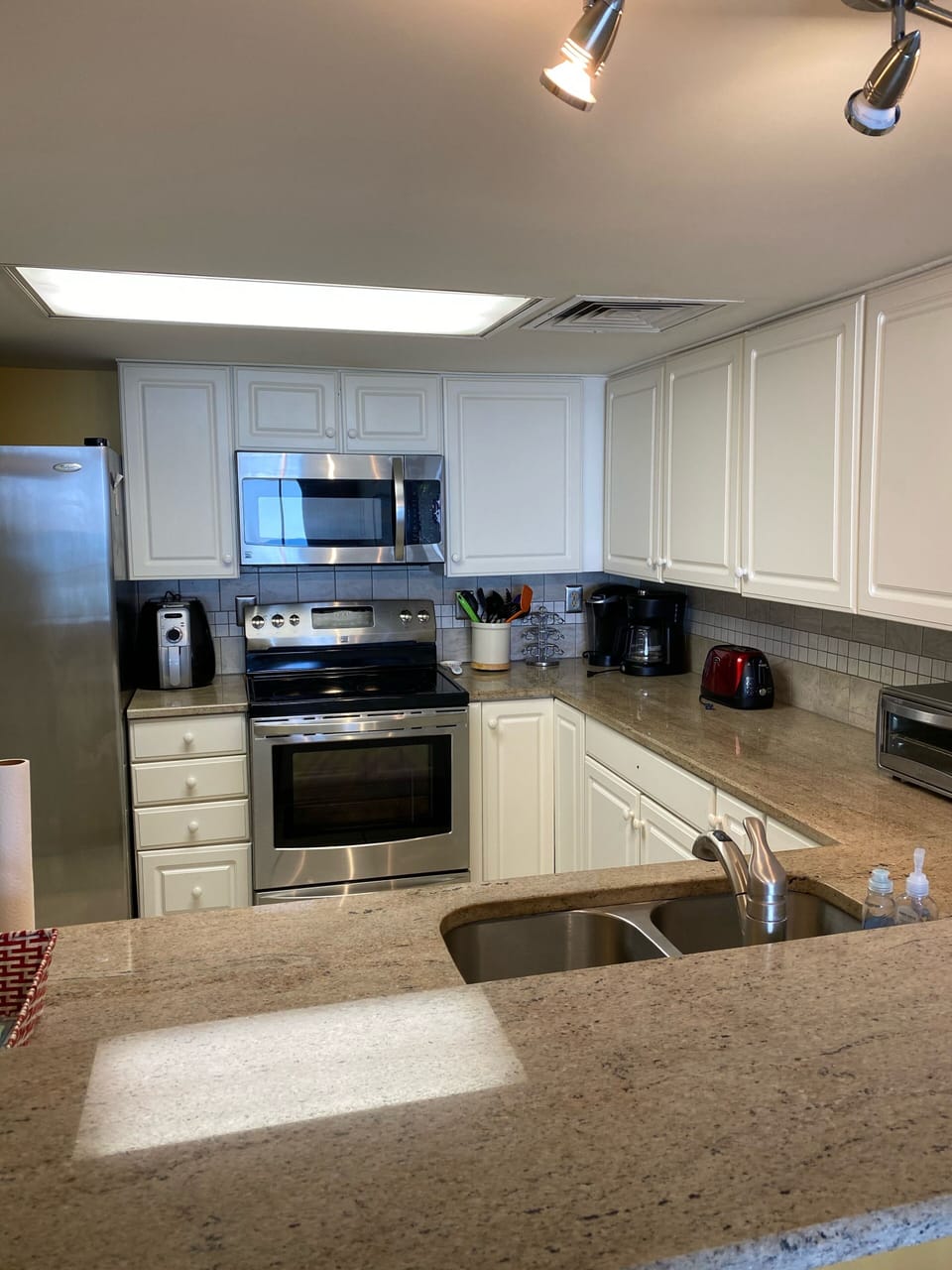 Fully stocked kitchen to accommodate relaxing meals.