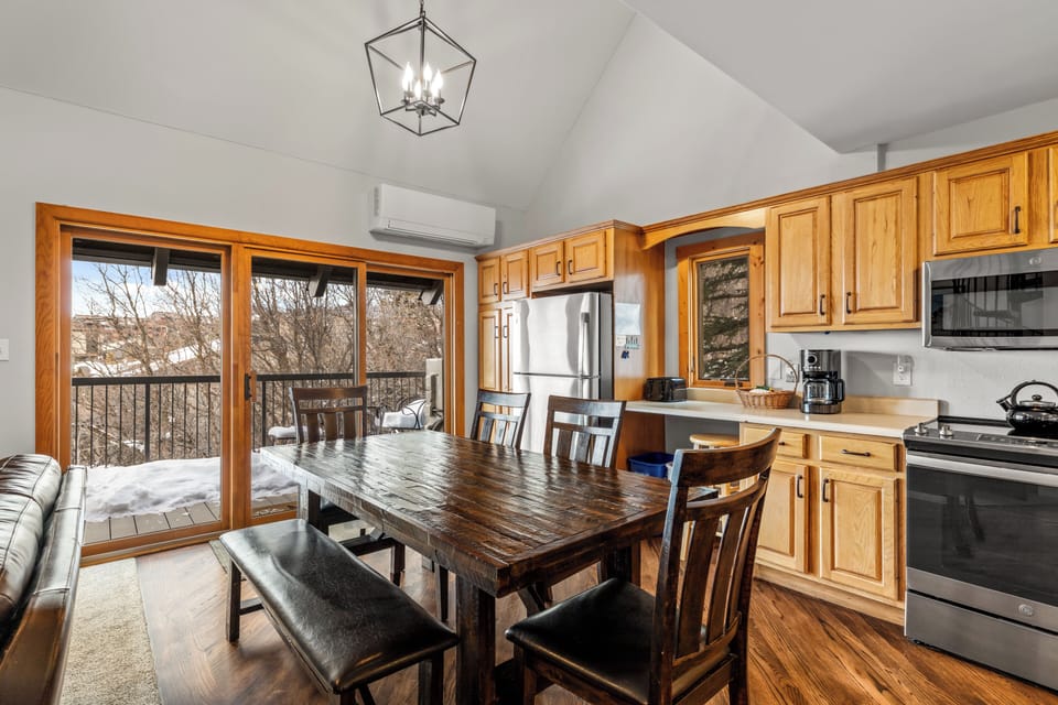 Dining Area & Kitchen