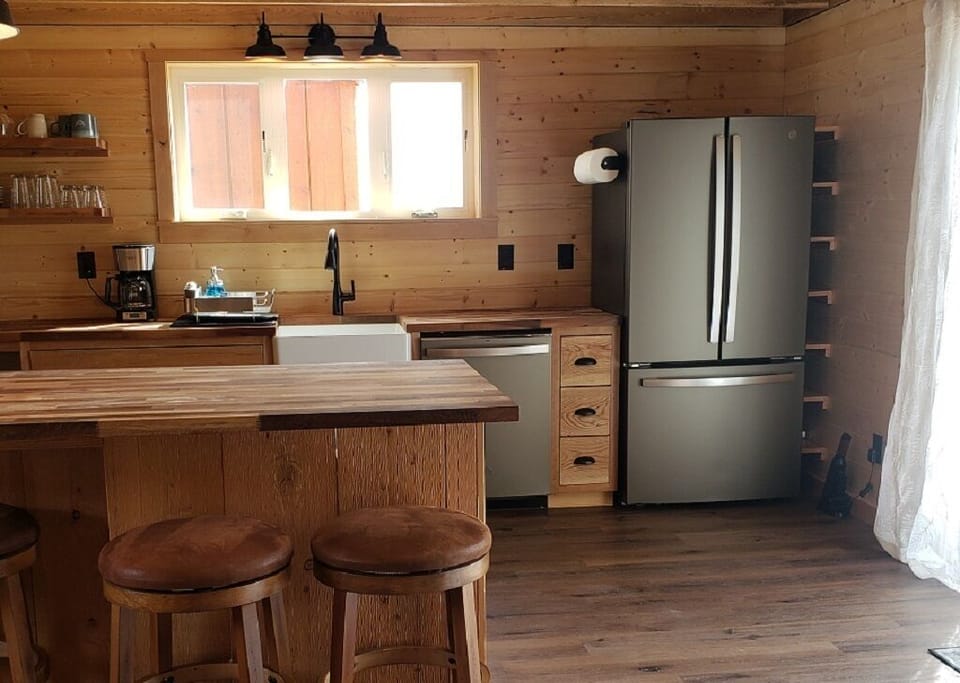 Full kitchen, new appliances, breakfast bar.  Fully equipped.