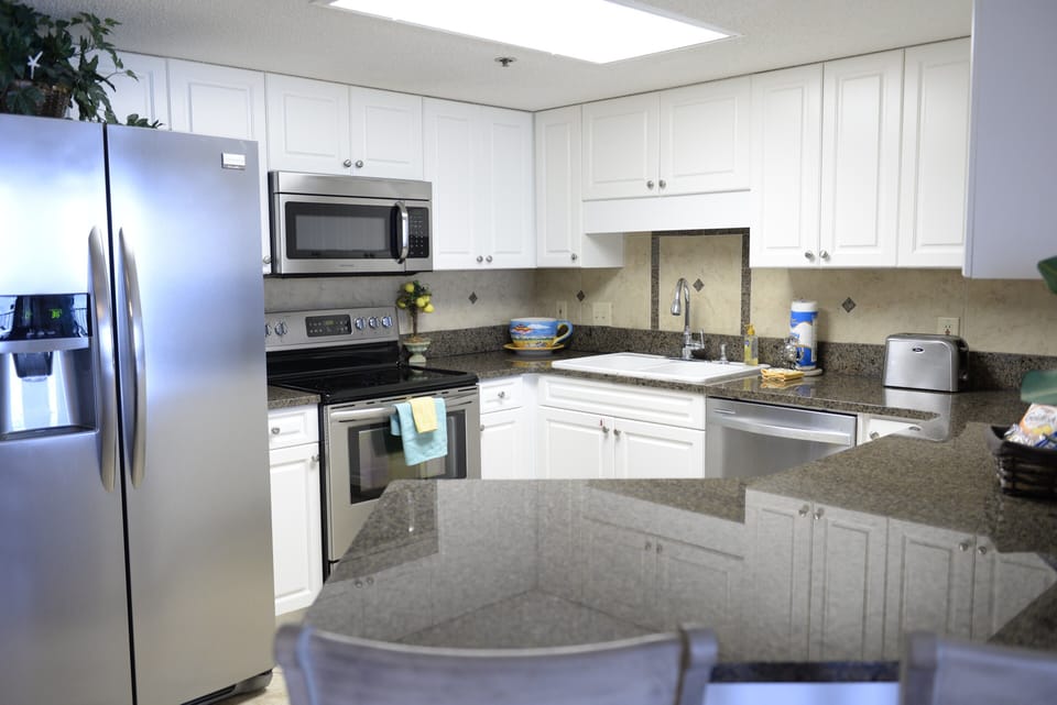 Fully stocked kitchen with eat in bar