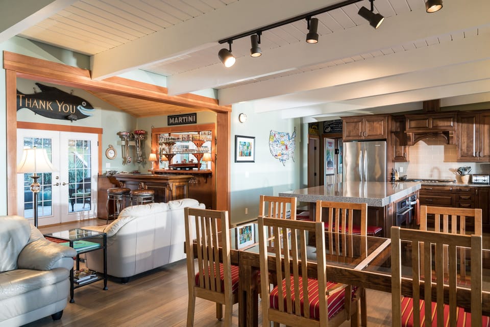 An open area to entertain with the bar, dining table and kitchen. 