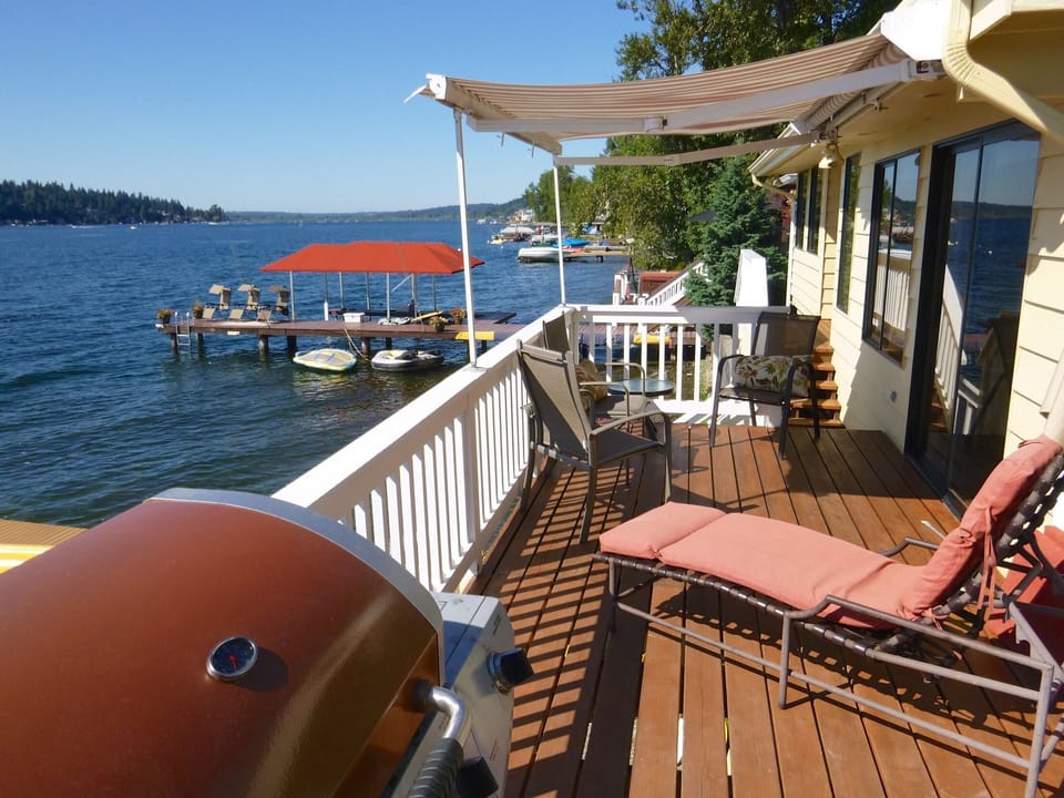 Enjoy a barbecue with your family and friends with this beautiful lake view.