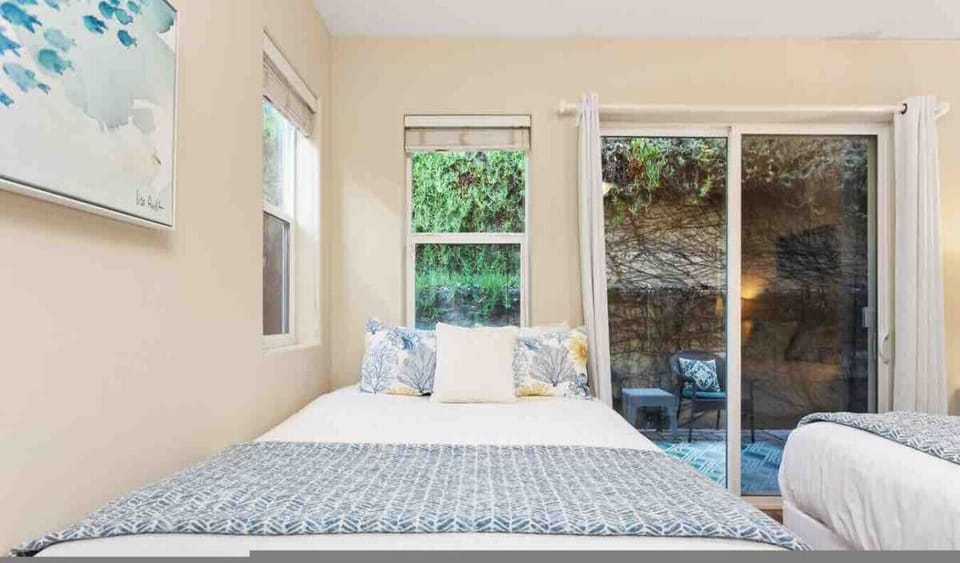 Oceanside best beach rental, best Oceanfront vacation rental Oceanside, Ocean view beach house, Across from the beach, Steps from the sand, Walk to Oceanside Pier, Walk to restaurants, Walk to coffee shops, Family-friendly vacation rental, Sleeps 8, 3 bed