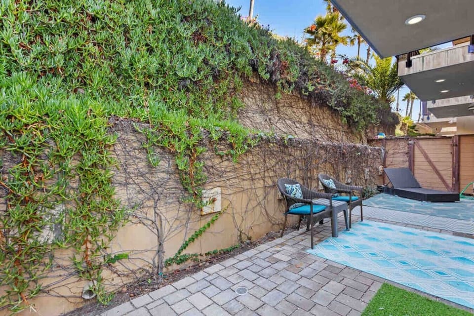 Oceanside best beach rental, best Oceanfront vacation rental Oceanside, Ocean view beach house, Across from the beach, Steps from the sand, Walk to Oceanside Pier, Walk to restaurants, Walk to coffee shops, Family-friendly vacation rental, Sleeps 8, 3 bed