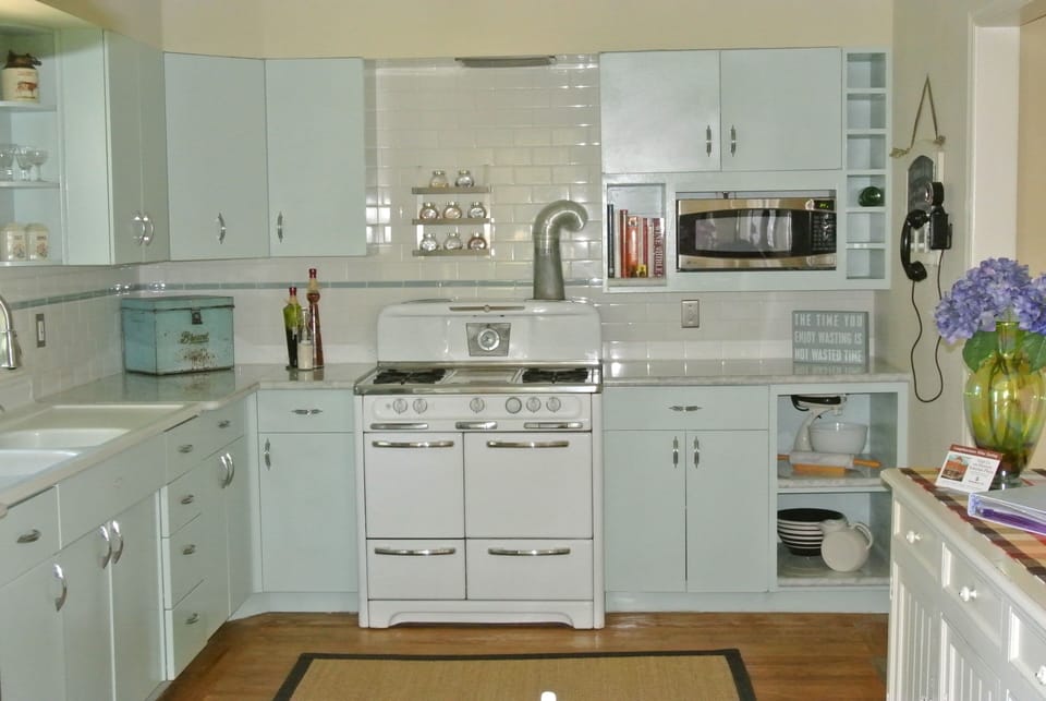 Fun 'Retro' kitchen w/ a sexy 1940's Wedgewood Stove!
