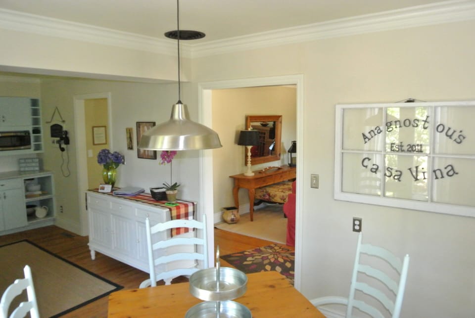 Spacious kitchen w/ dining. 
Pottery Barn furnishings.