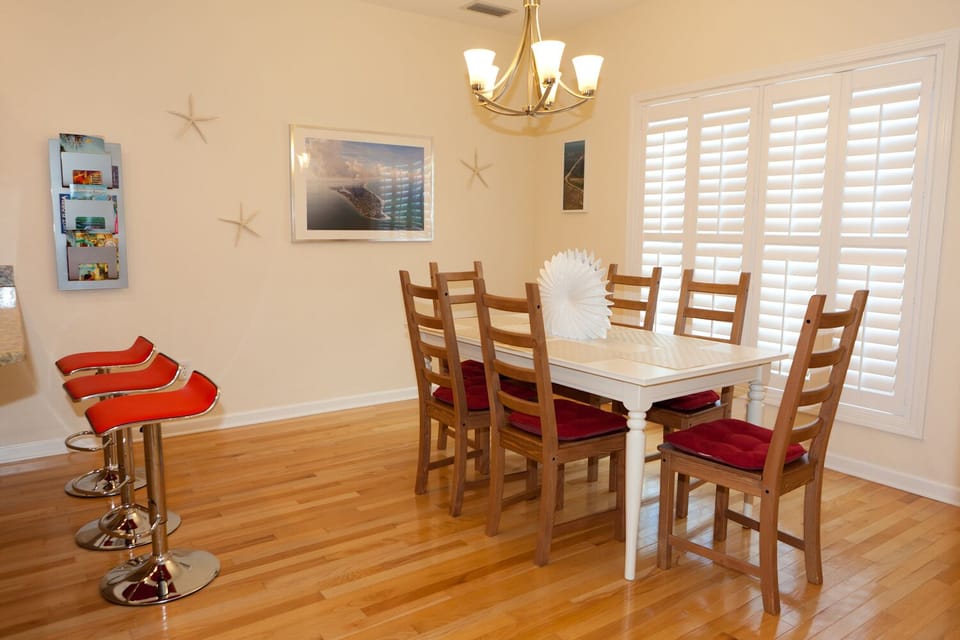 Dining area with a table that extends to comfortably seat 8 people