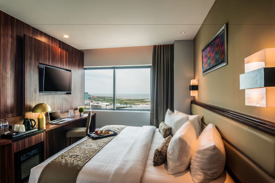 Deluxe King Sea View  | Minibar, in-room safe, desk, soundproofing