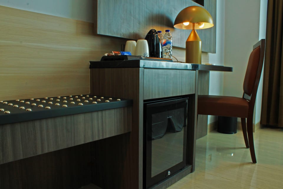 Deluxe King City View | Mini-refrigerator