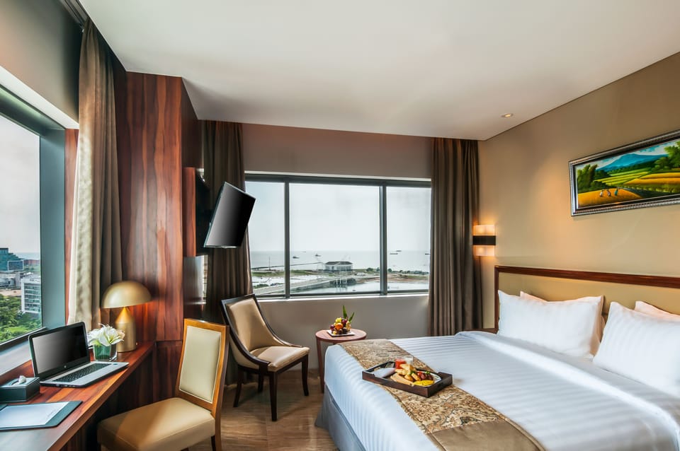 Deluxe King Sea View  | Minibar, in-room safe, desk, soundproofing
