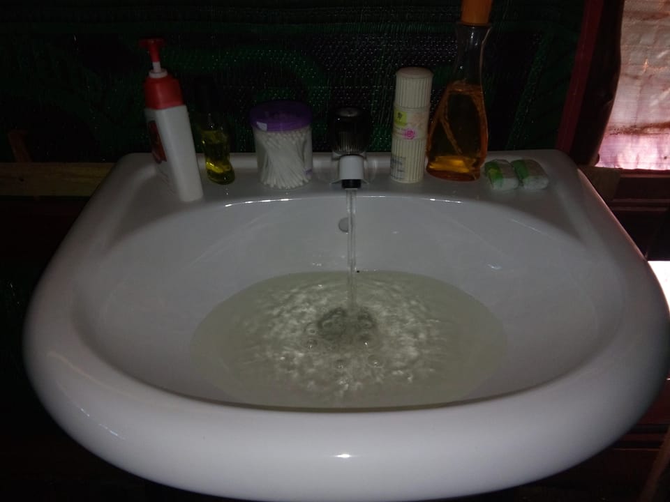 Shower, free toiletries