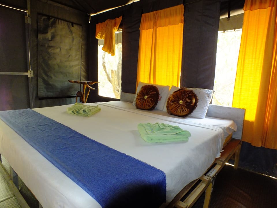 Business Chalet, 1 Bedroom, Smoking, Lake View | Living room