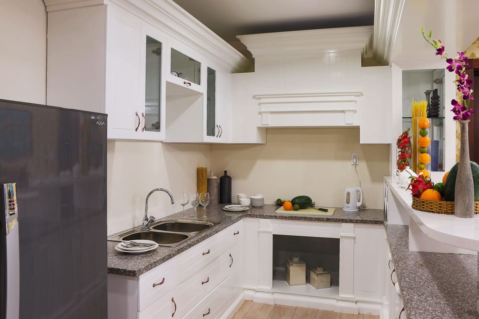 Royal Suite | Private kitchenette | Fridge, electric kettle