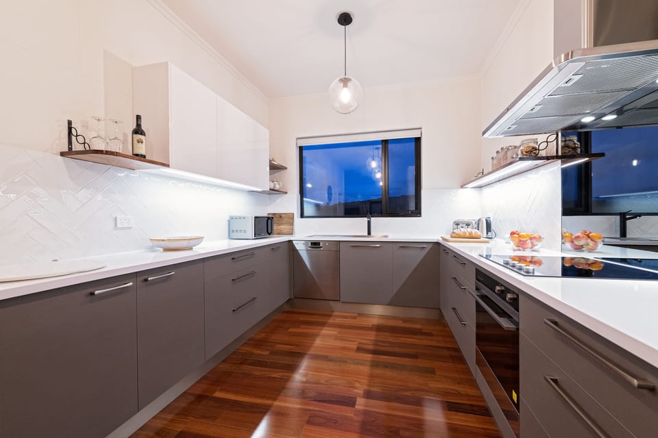 Full-size fridge, microwave, oven, stovetop