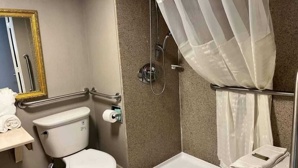 Combined shower/tub, towels
