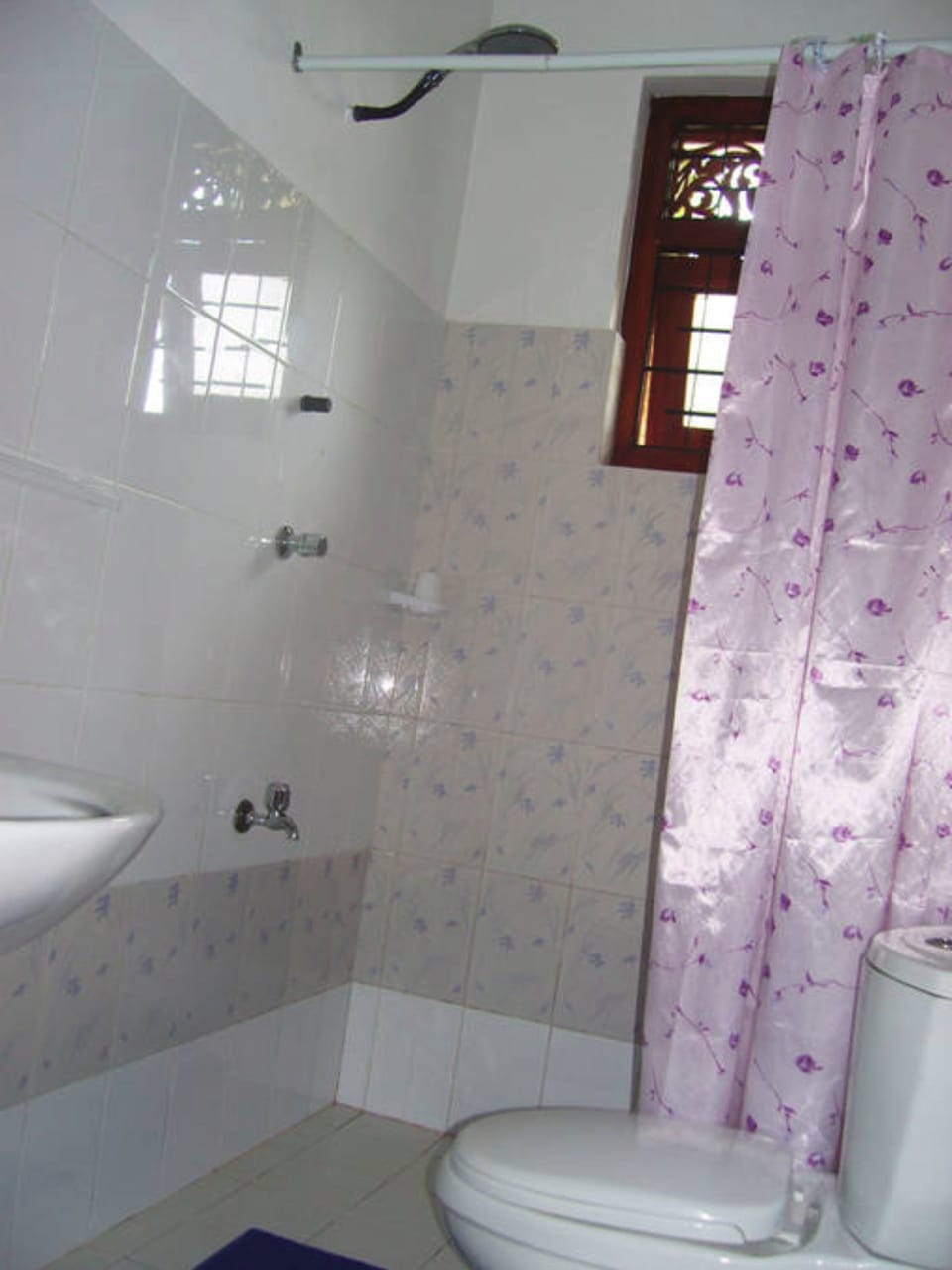 Garden Room | Bathroom | Shower, free toiletries, hair dryer, towels
