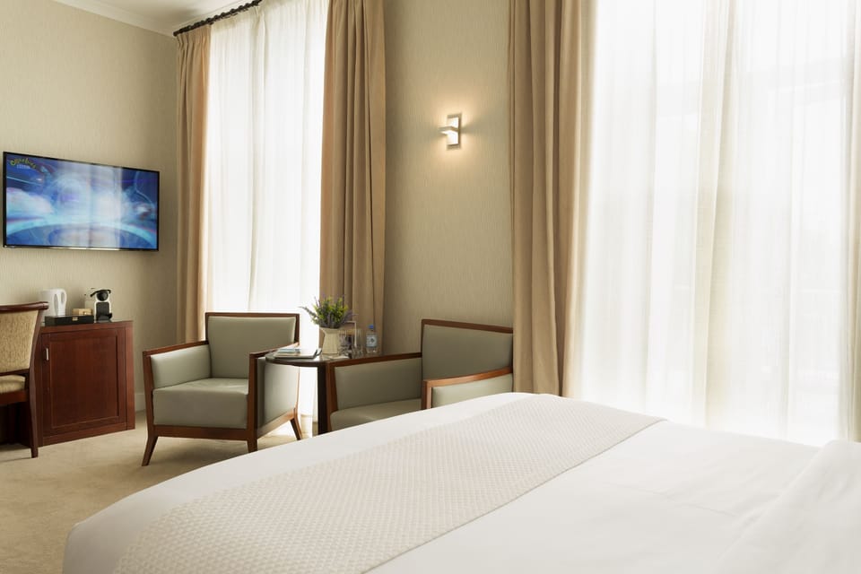 Suite | Hypo-allergenic bedding available, pillowtop beds, in-room safe, desk