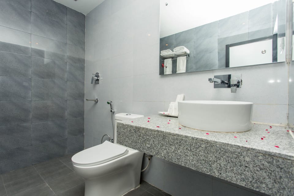 Shower, free toiletries, towels