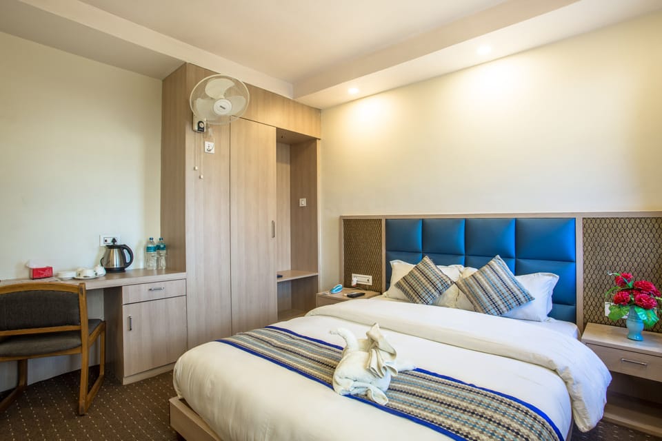 Deluxe Room | Desk, laptop workspace, rollaway beds, bed sheets
