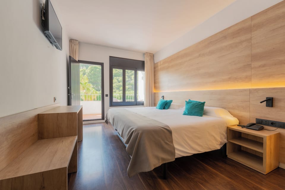In-room safe, desk, soundproofing, free WiFi