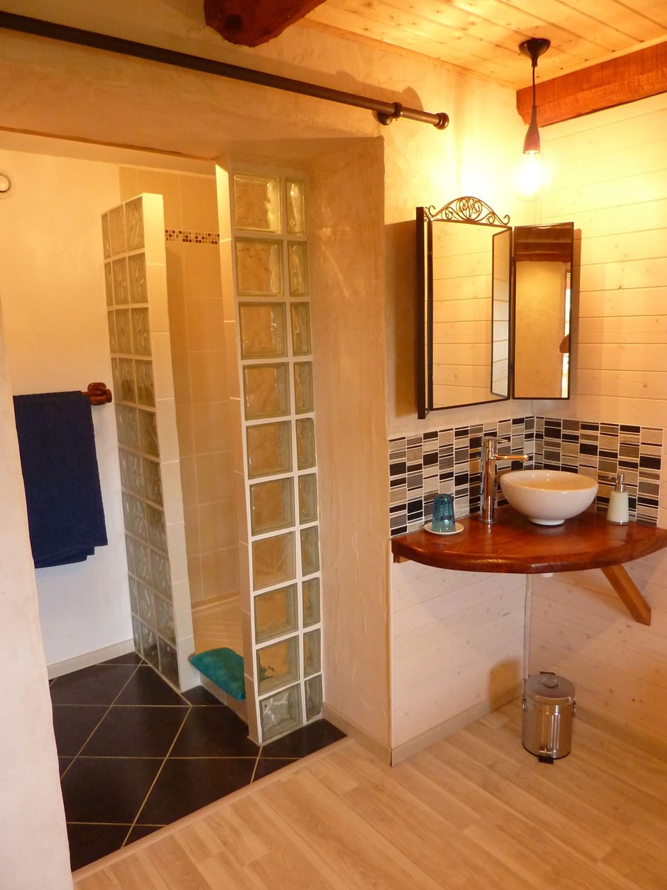Room (Octoverso) | Bathroom | Shower, free toiletries, hair dryer, towels