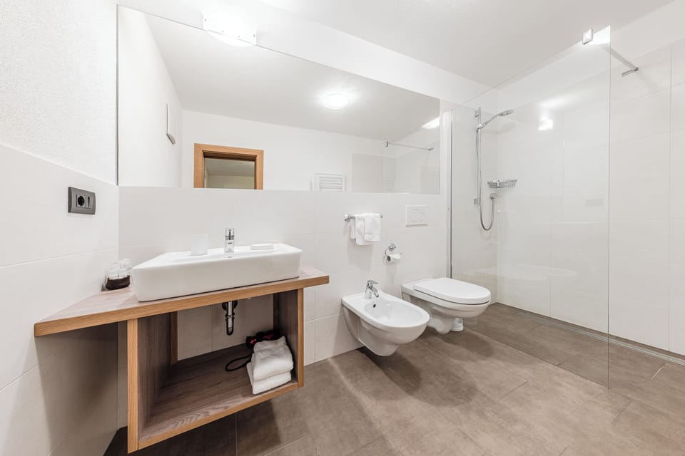Twin Room | Bathroom | Free toiletries, hair dryer, bathrobes, slippers