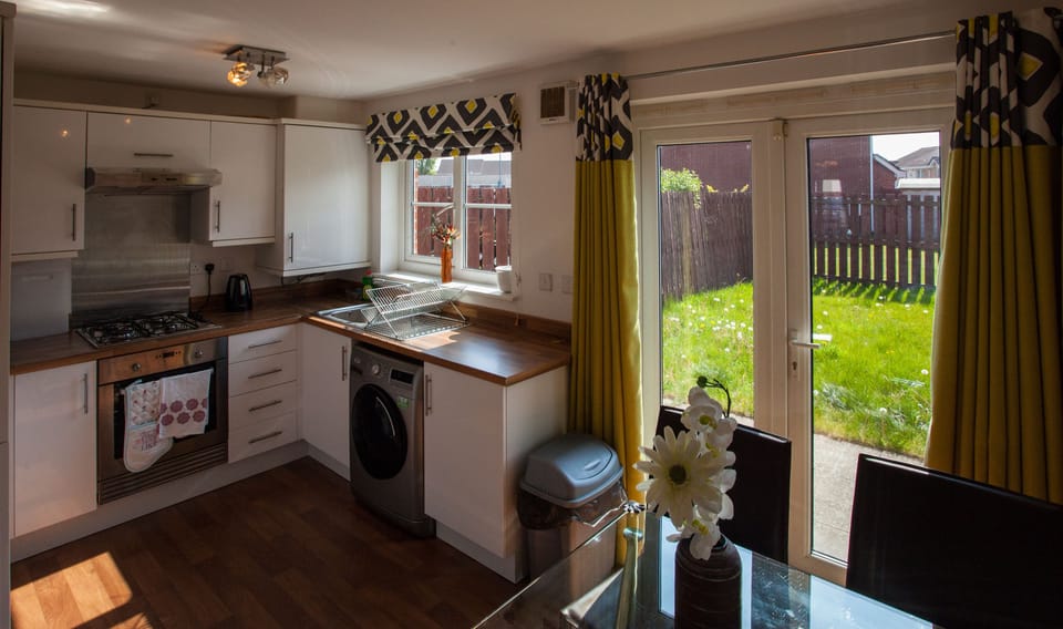 Executive House, 3 Bedrooms | Private kitchen | Full-size fridge, microwave, oven, stovetop