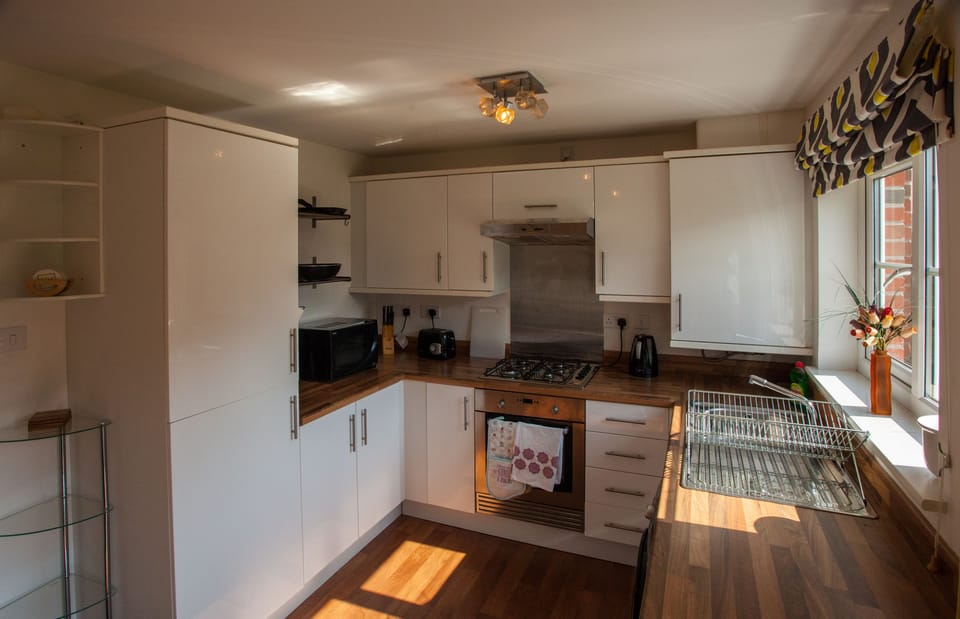 Executive House, 3 Bedrooms | Private kitchen | Full-size fridge, microwave, oven, stovetop