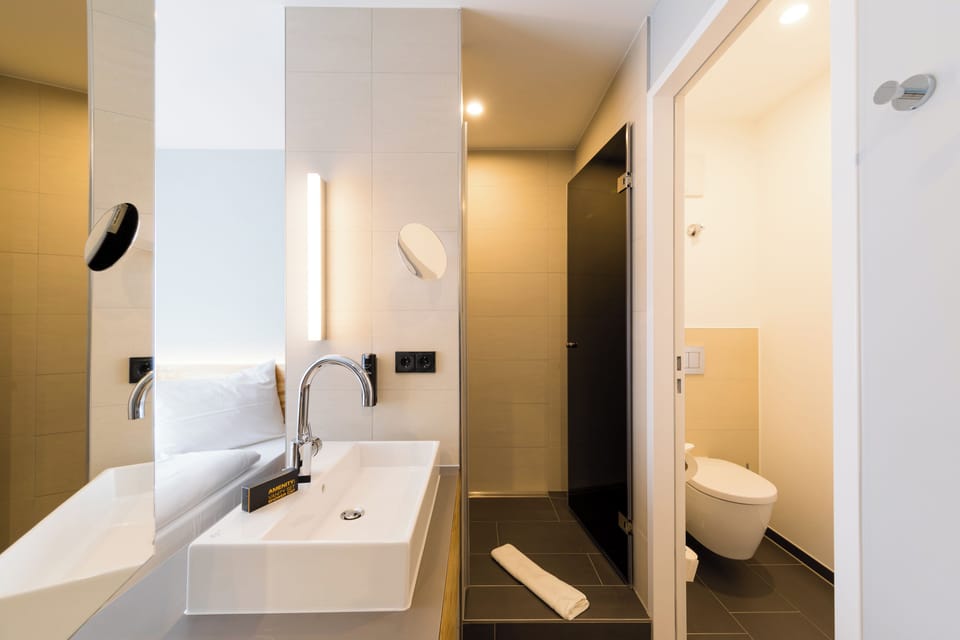Shower, rainfall showerhead, free toiletries, hair dryer