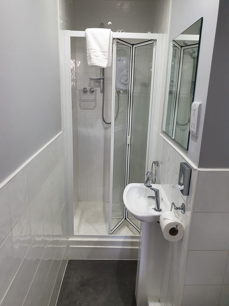 Room 6 - 1st Floor Single En-suite | Bathroom | Shower, free toiletries, hair dryer, towels