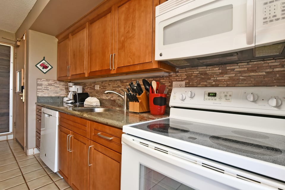 Studio | Private kitchen | Microwave, coffee/tea maker, toaster