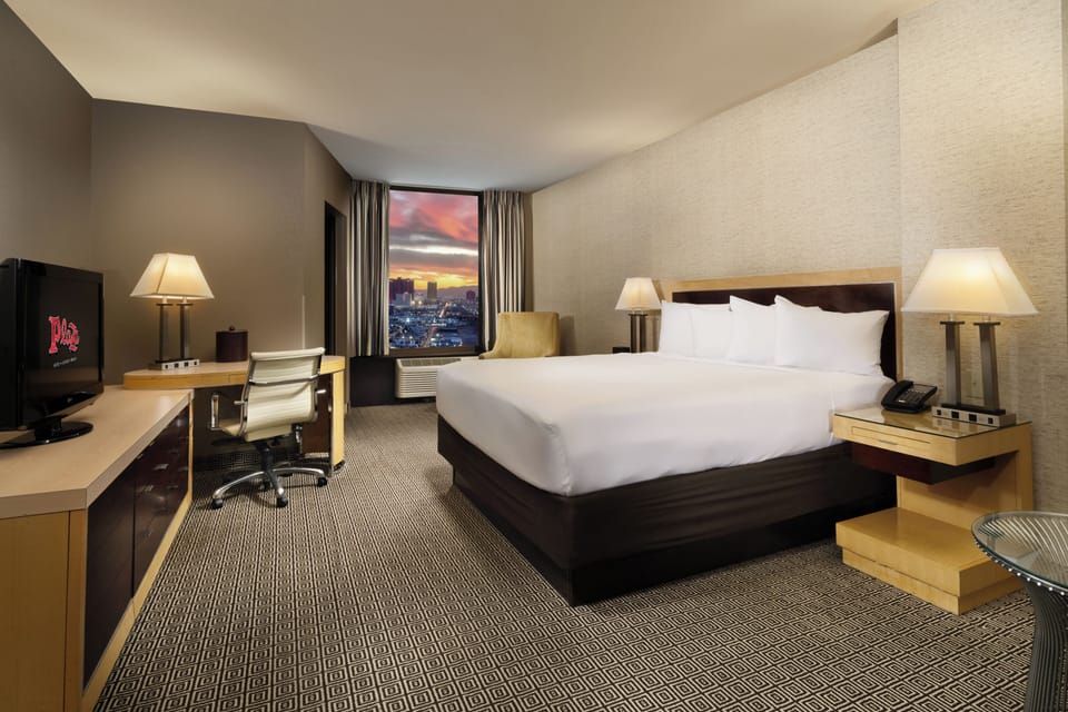 Deluxe Room | Premium bedding, in-room safe, desk, laptop workspace