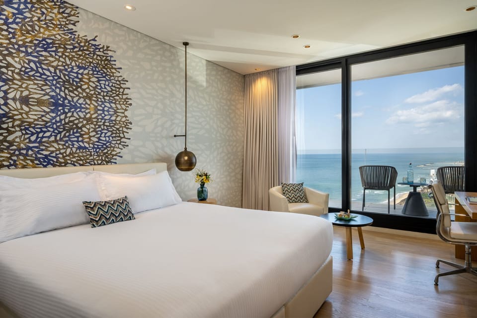 Club Double or Twin Room, Sea View | Minibar, in-room safe, desk, soundproofing