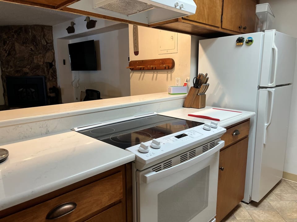 Condo, 3 Bedrooms | Private kitchen | Fridge, microwave, oven, coffee/tea maker
