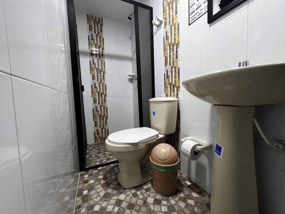Standard Twin Room | Bathroom | Shower, towels