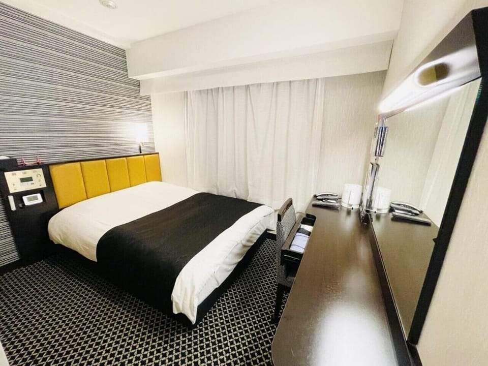 Desk, blackout drapes, free WiFi, bed sheets