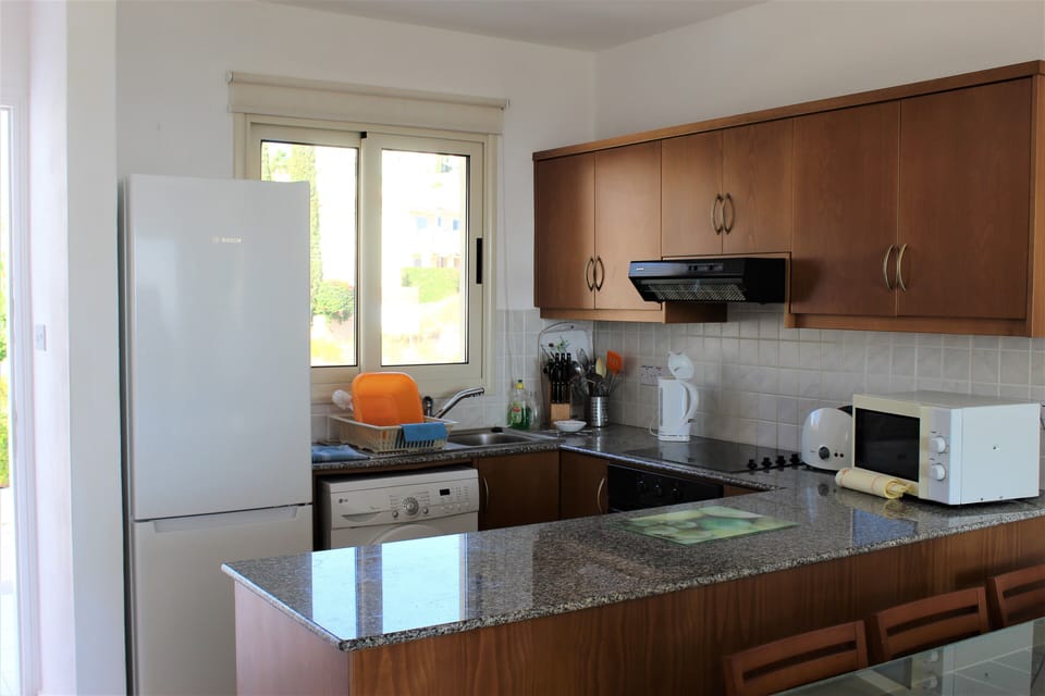 Kitchen with Fridge freezer, oven and hob, microwave and Washing machine