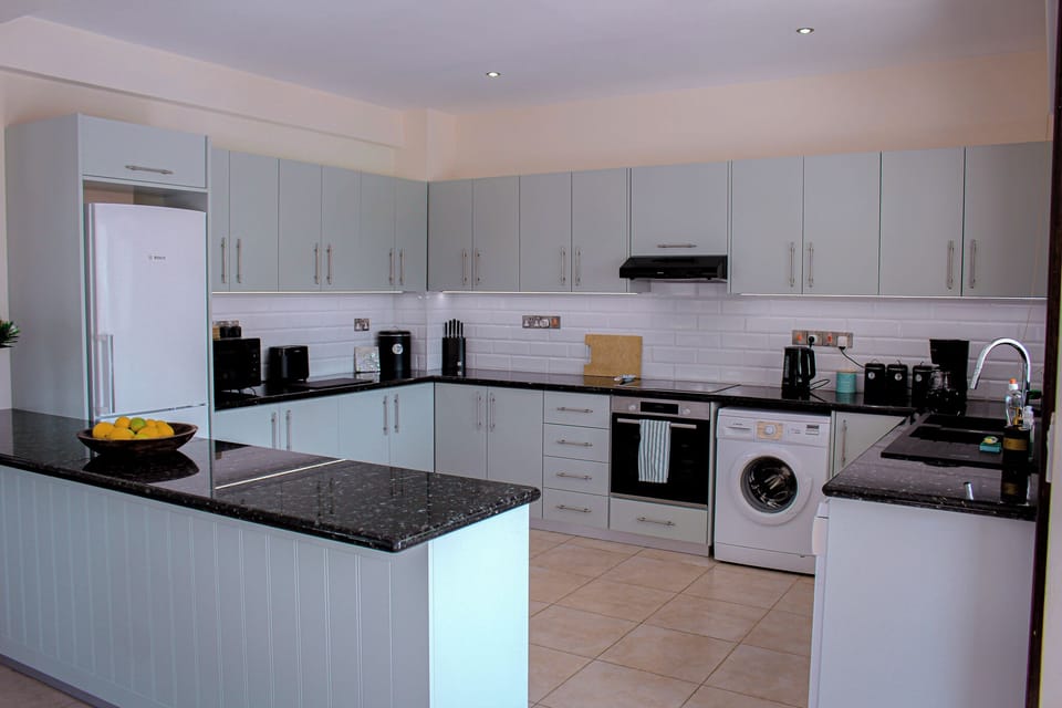 Fully fitted kitchen with washing machine, dishwasher, cooker and fridge