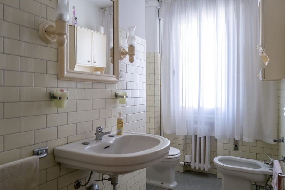 PRIMO BAGNO CON SANITARI E VASCA DA BAGNO