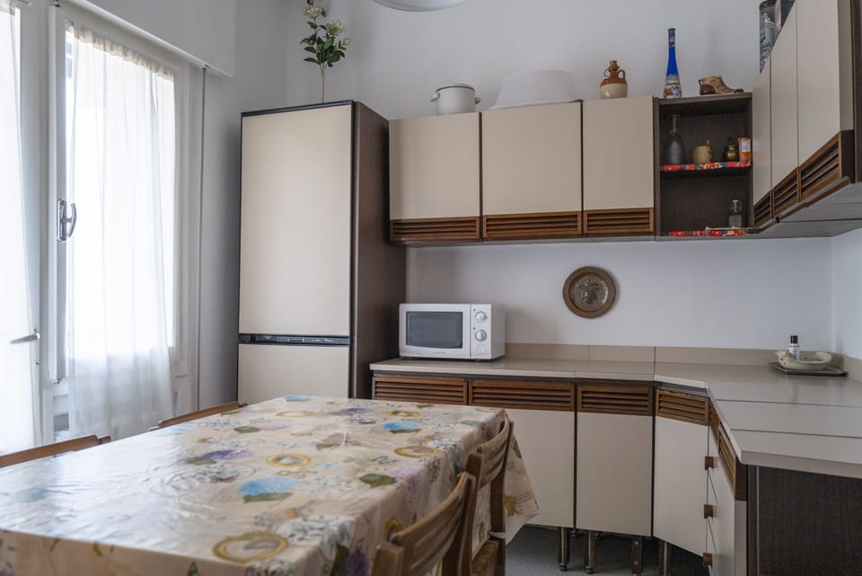 Cucina con tavolo da pranzo