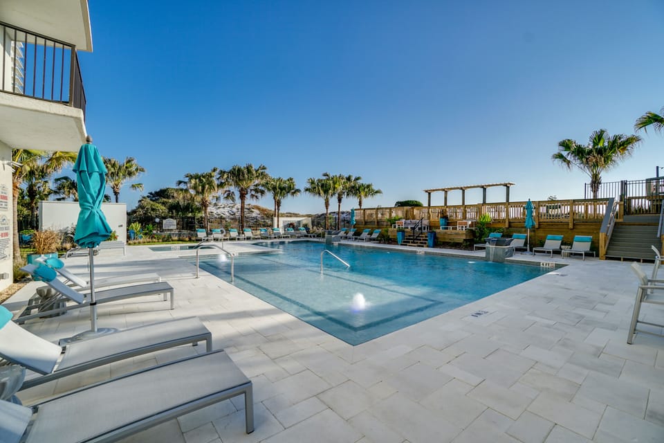 Gulf front beautiful new resort pool, hot tub, and sun shelf for young children