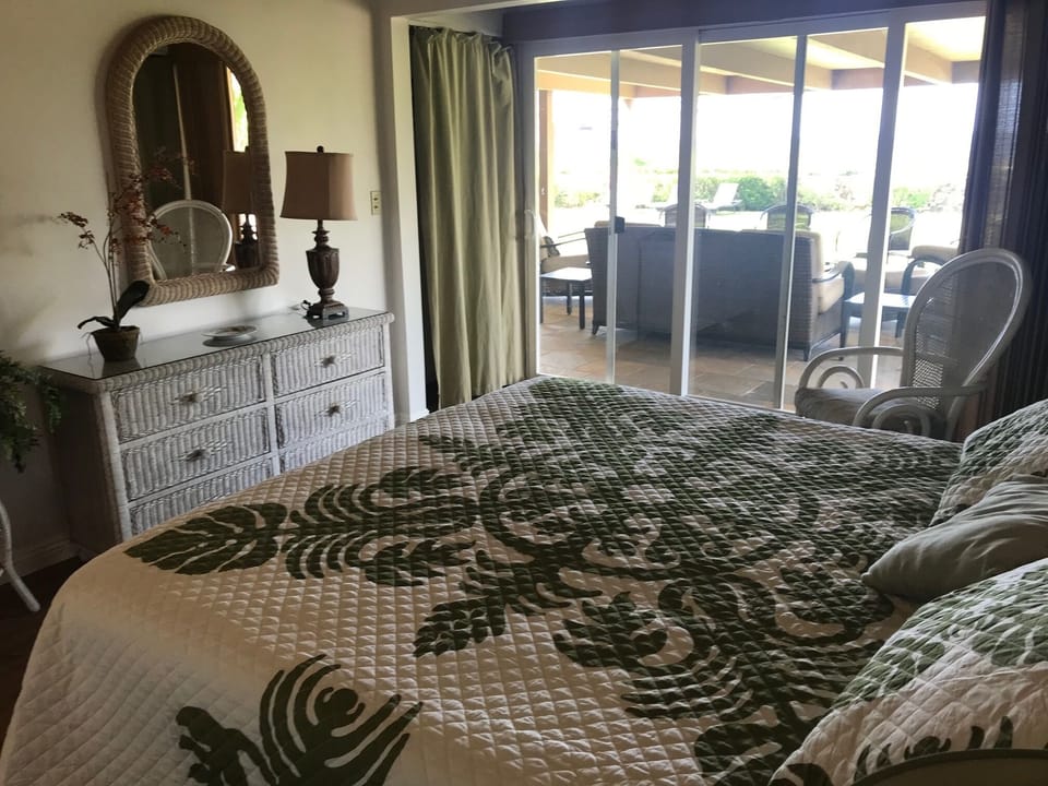 King bed primary bedroom with direct access to lanai.  Ensuite with ocean view.