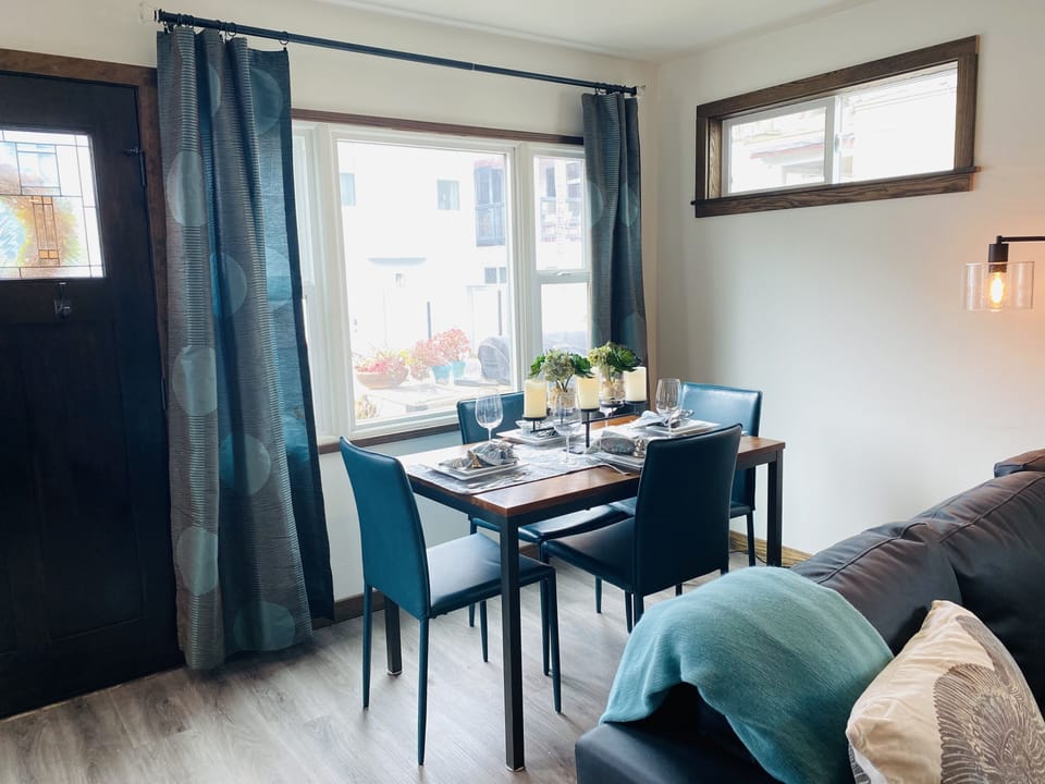 Bright & spacious dining area 