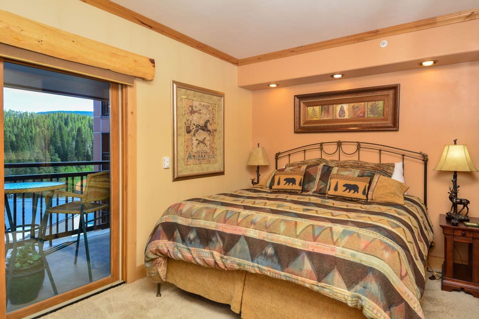 Bedroom with KING bed and bear-themed decor.