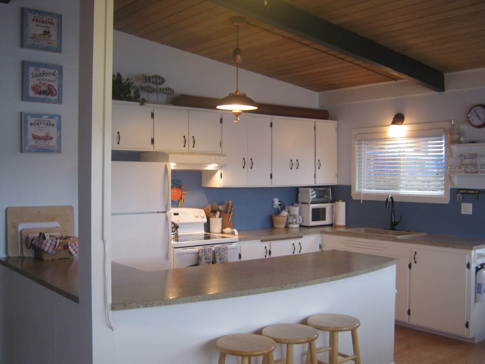Spacious peninsula island kitchen with additional seating for 3.
