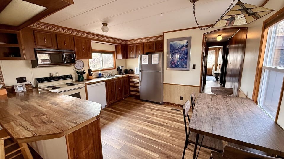 Full kitchen, all equipped, eat in and breakfast bar
