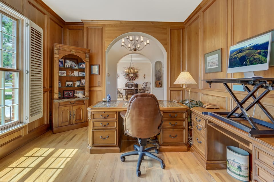 Cherry-lined beauty and comfort and an iMac and printer to use if you need it