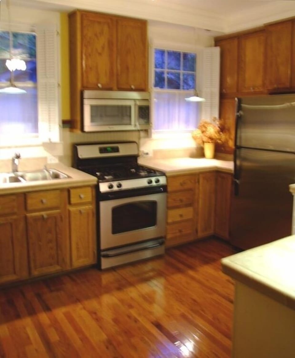 Fully Equipped GOURMET KITCHEN w ALL NEW APPLIANCES & Plantation Window Shutters